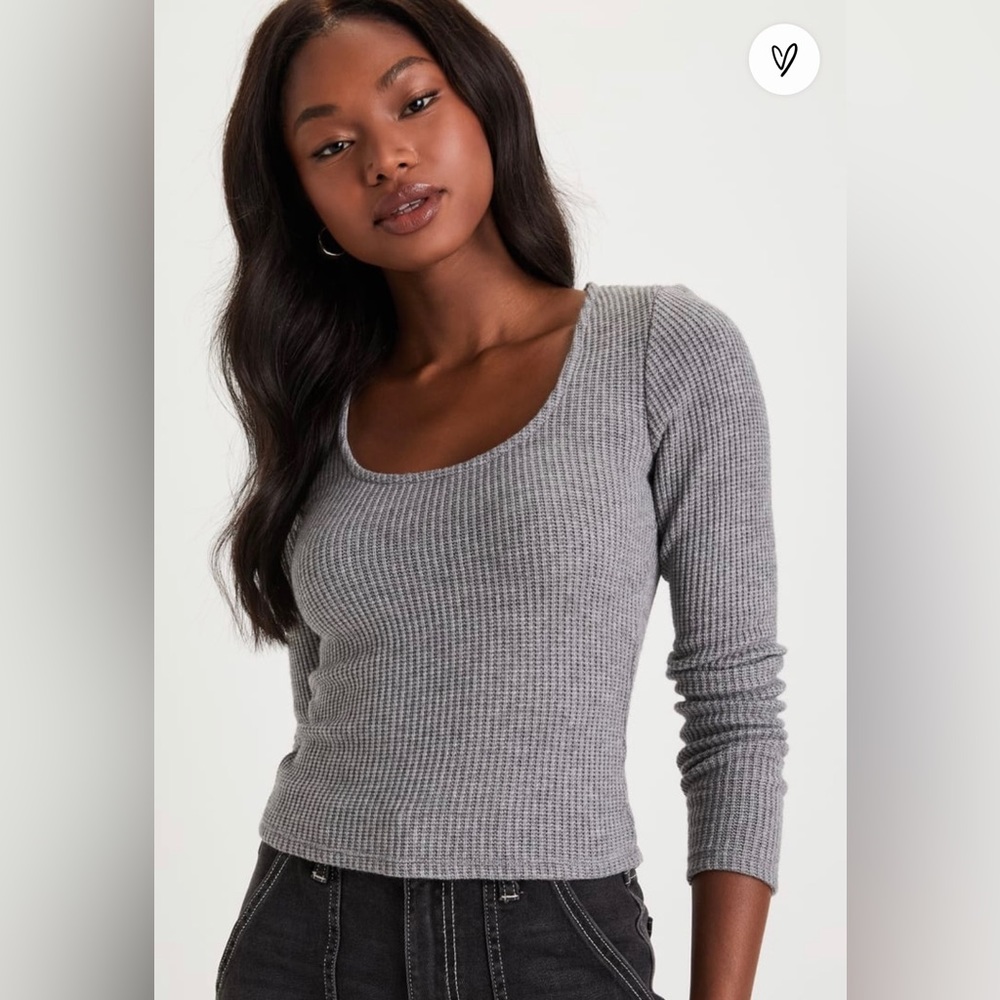 Lulu‘s  Heather Grey Long
Sleeve Scoop Neck Top